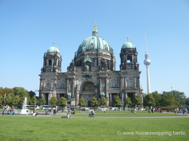 Bild vom Berliner Dom in Berlin, im Hintergrund der Berliner Fernsehturm