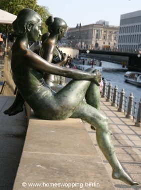 Bronzefiguren schauen auf die Spree in Berlin